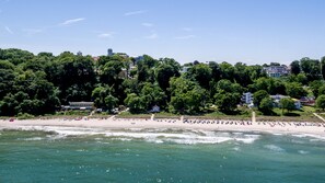 Plage, serviettes de plage, yoga sur la plage, beach-volley