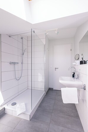 Comfort Suite, 1 Bedroom, Balcony | Bathroom - Inselhotel Rügen (Göhren)