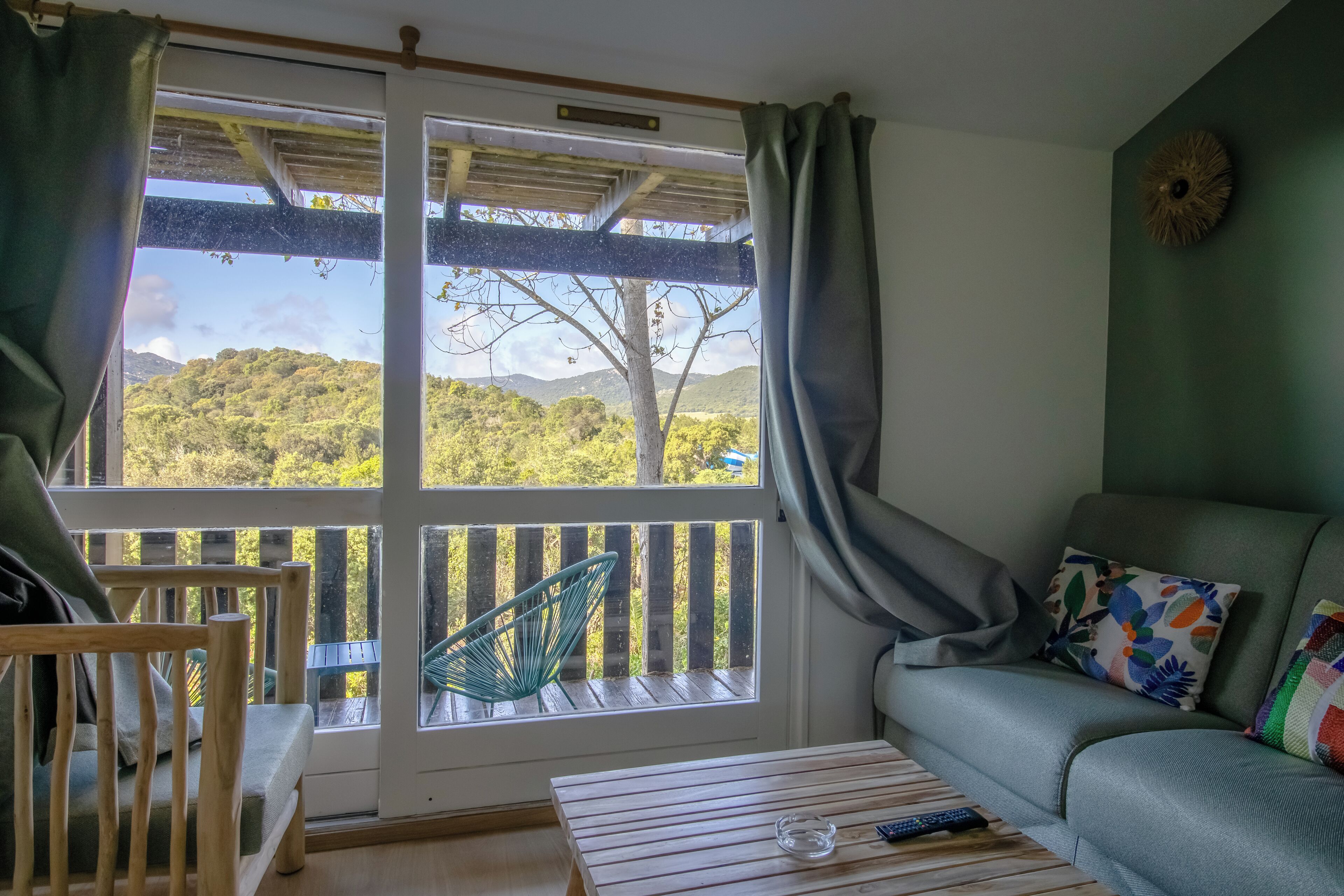 Appartement Rénové - Duplex C - Premium - Vue partielle Mer (2/4 personnes) | Living room | 40-cm flat-screen TV with cable channels, TV