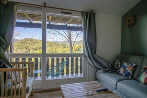 Appartement Rénové - Duplex C - Premium - Vue partielle Mer (2/4 personnes) | Ruang keluarga | Televisi layar datar 40-cm dengan saluran TV kabel dan TV