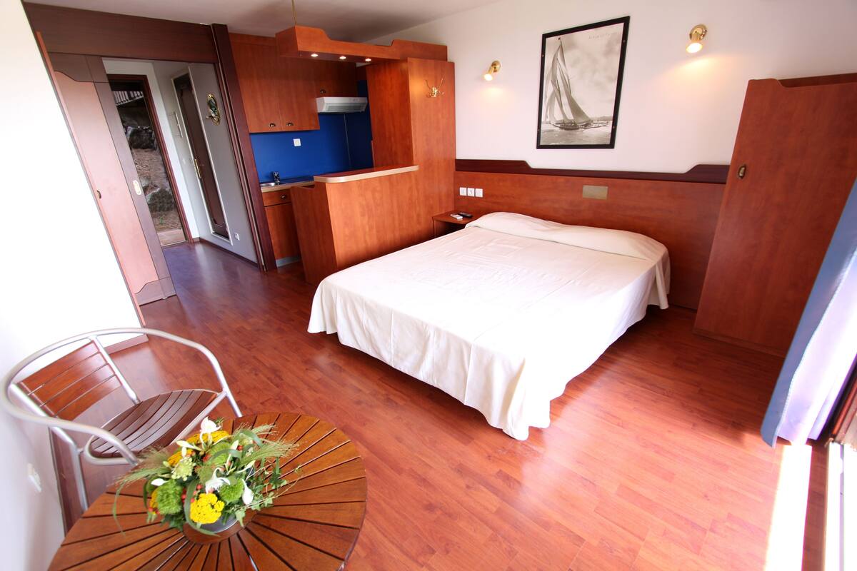 In-room safe, blackout drapes, soundproofing