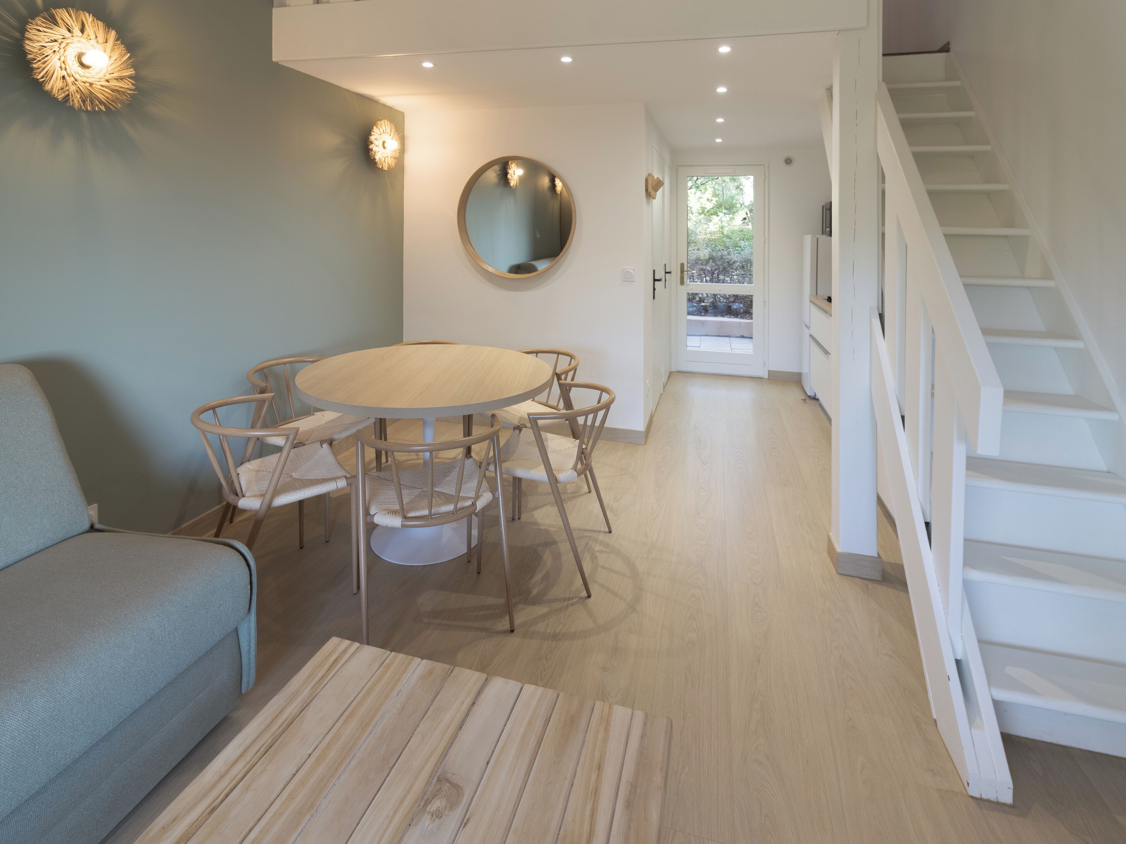 Appartement Rénové -Duplex A - Premium - Côté Jardin (6/7 personnes) | Living area | 40-cm flat-screen TV with cable channels, TV