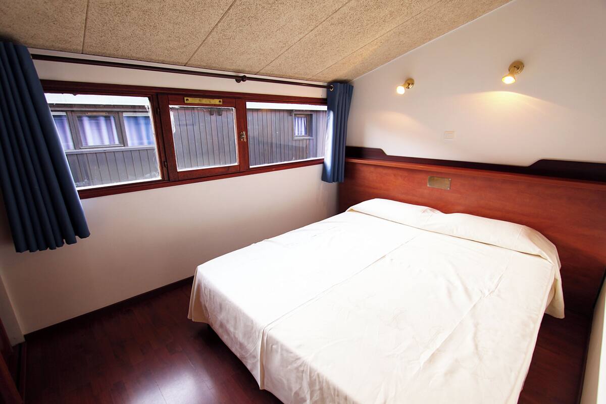 In-room safe, blackout drapes, soundproofing