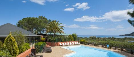 Außenpool, Liegestühle