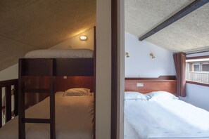 Caixa forta a l'habitació i cortines opaques