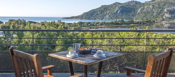 Una mesa con vistas a un lago y montañas.