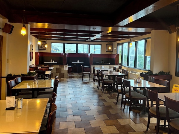 Breakfast, lunch, dinner served; local cuisine - Bridgewater Hotel (Bridgewater)