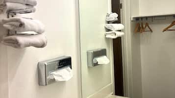 Bañera con ducha, secador de pelo, toallas