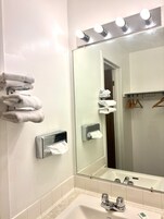 Bañera con ducha, secador de pelo, toallas
