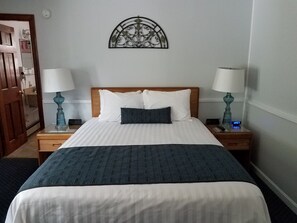 Room, 1 Queen Bed | Blackout curtains, soundproofing, free WiFi, bed sheets - Bay Top Motel (Laconia)