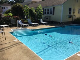 Una piscina al aire libre de temporada