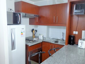 大型冰箱、微波爐、爐台、洗碗機