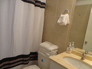 Standard Apartment (211) | Bathroom | Shower, towels - Apartments Latitud Sur (Santiago)