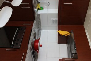 Full-sized fridge, microwave, stovetop, dishwasher