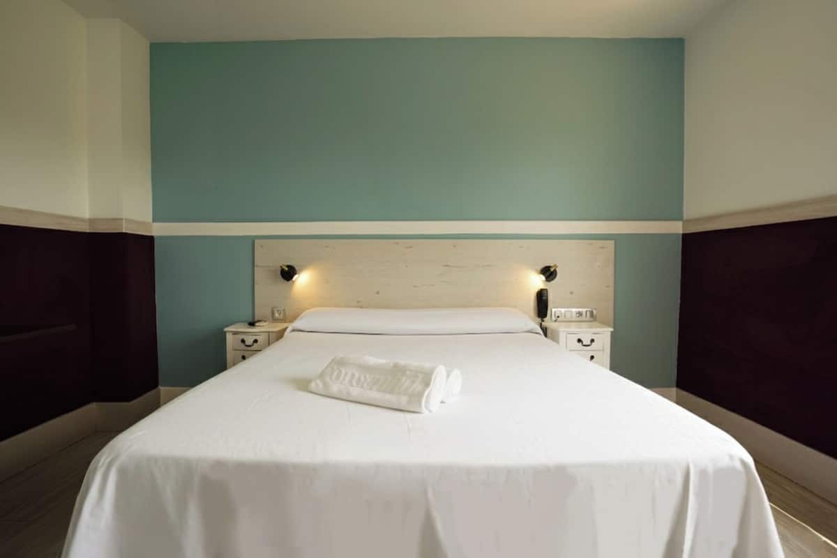 Quarto casal standard | Cortinas blackout, Wi-Fi de cortesia