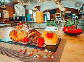 Daily cooked-to-order breakfast for a fee - Hotel Consentido (Granollers)