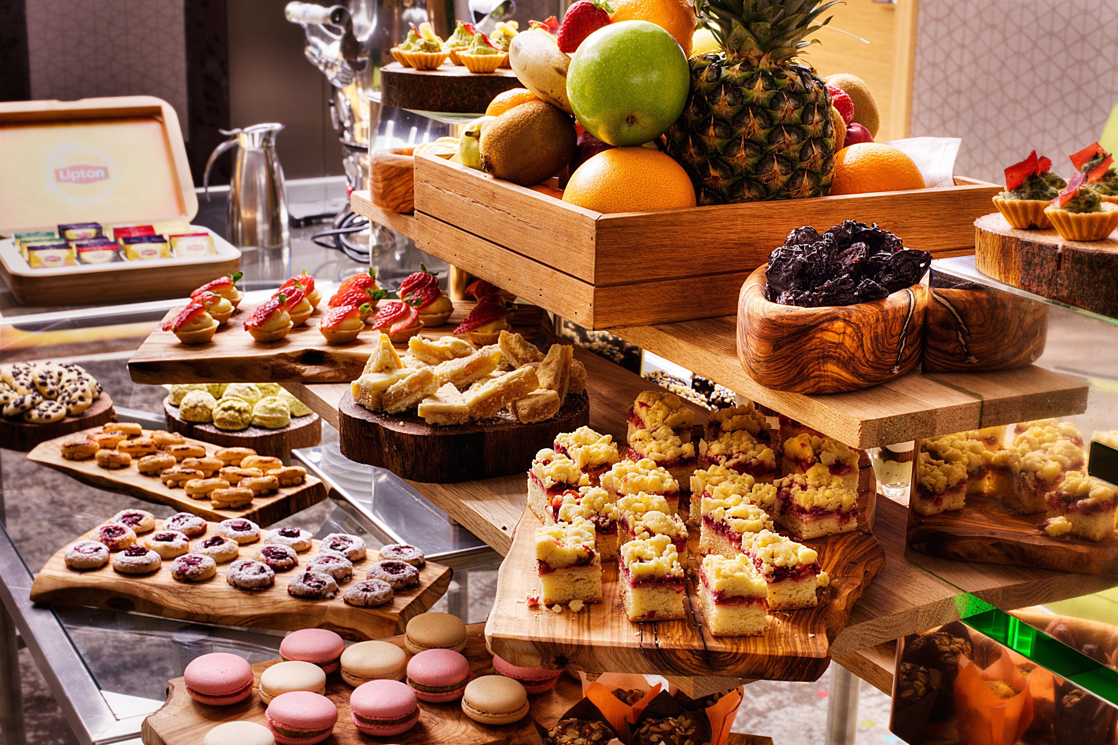 Un bufé con diversos postres y frutas.