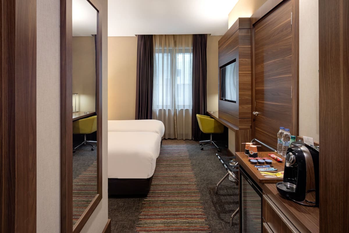 Premium Room, 2 Single Beds | Minibar, két bảo mật tại phòng, bàn, màn/rèm cản sáng