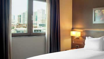 Standardrum - 2 enkelsÀngar | Minibar, vÀrdeförvaringsskÄp pÄ rummet och skrivbord