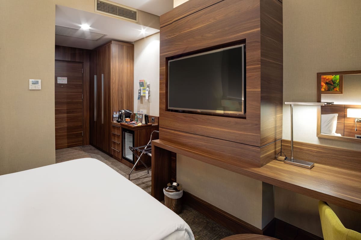 Premium Room, 1 Queen Bed | Minibar, két bảo mật tại phòng, bàn, màn/rèm cản sáng 