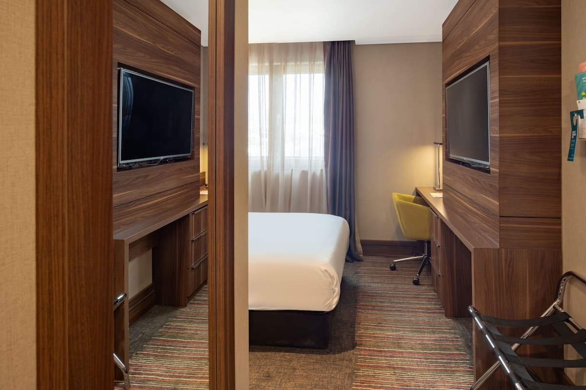 Minibar, két bảo mật tại phòng, bàn, màn/rèm cản sáng 