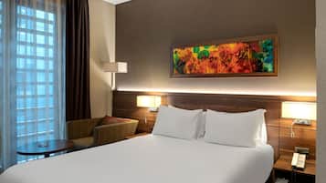 Een minibar, een kluis op de kamer, een bureau, verduisterende gordijnen