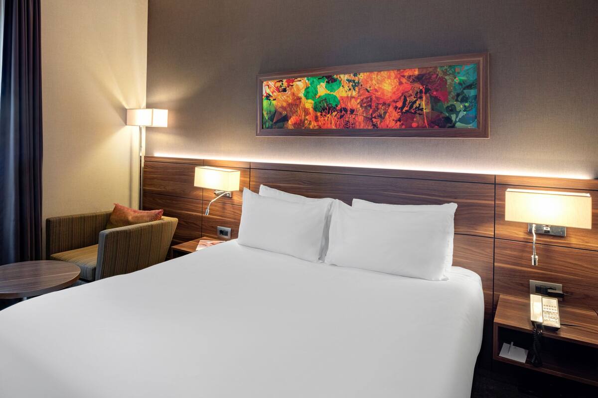 Phòng Tiêu chuẩn | Minibar, két bảo mật tại phòng, bàn, màn/rèm cản sáng