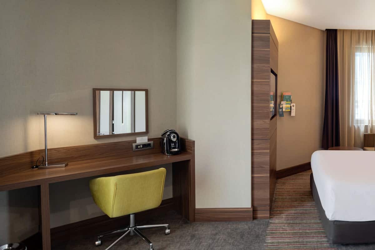 Minibar, két bảo mật tại phòng, bàn, màn/rèm cản sáng
