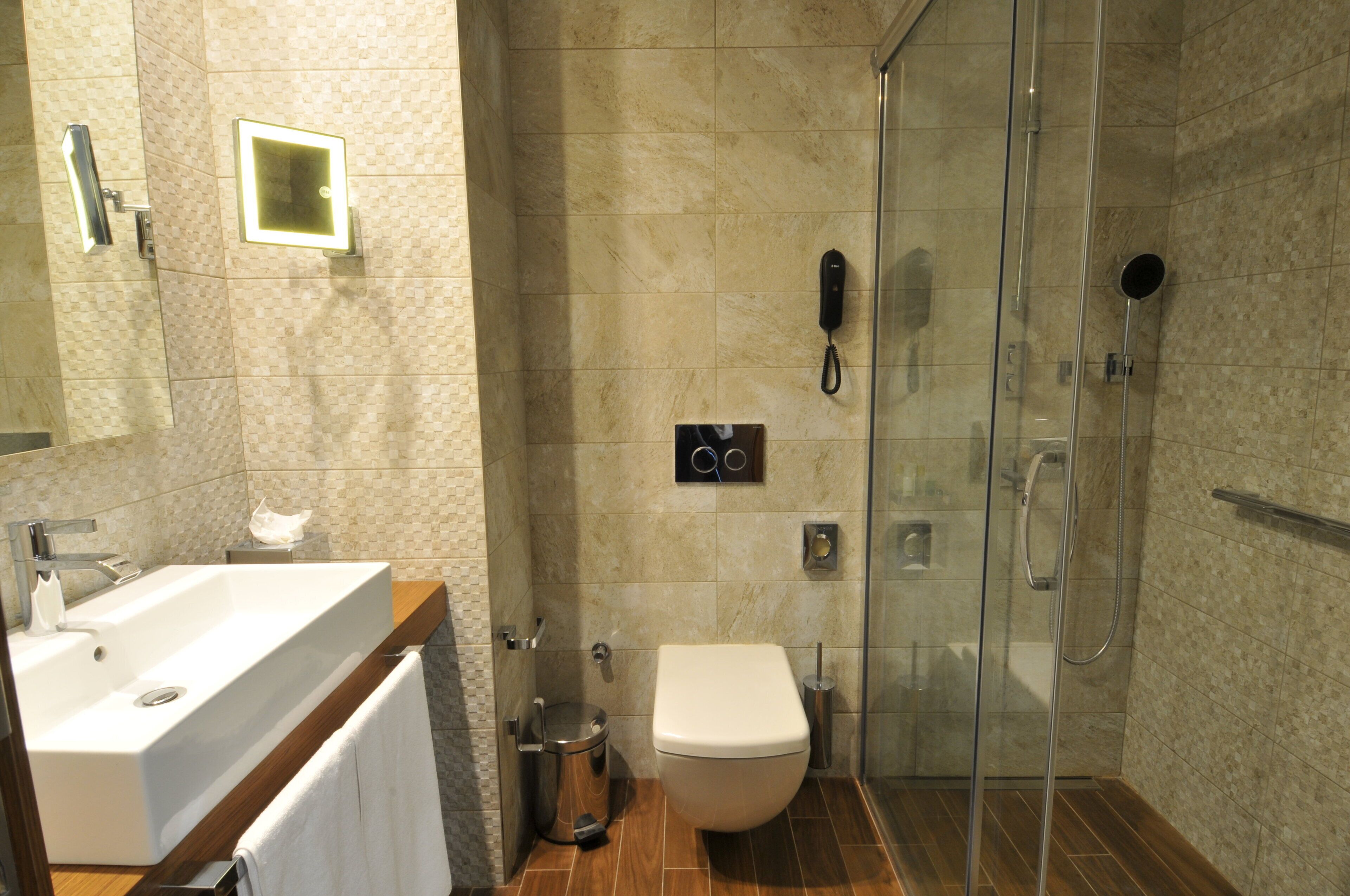 Un baño con lavabo, inodoro y ducha.