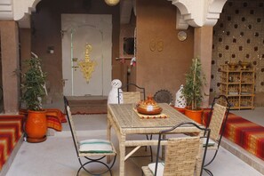 2 ristoranti, aperti a colazione, a pranzo e a cena, cucina marocchina