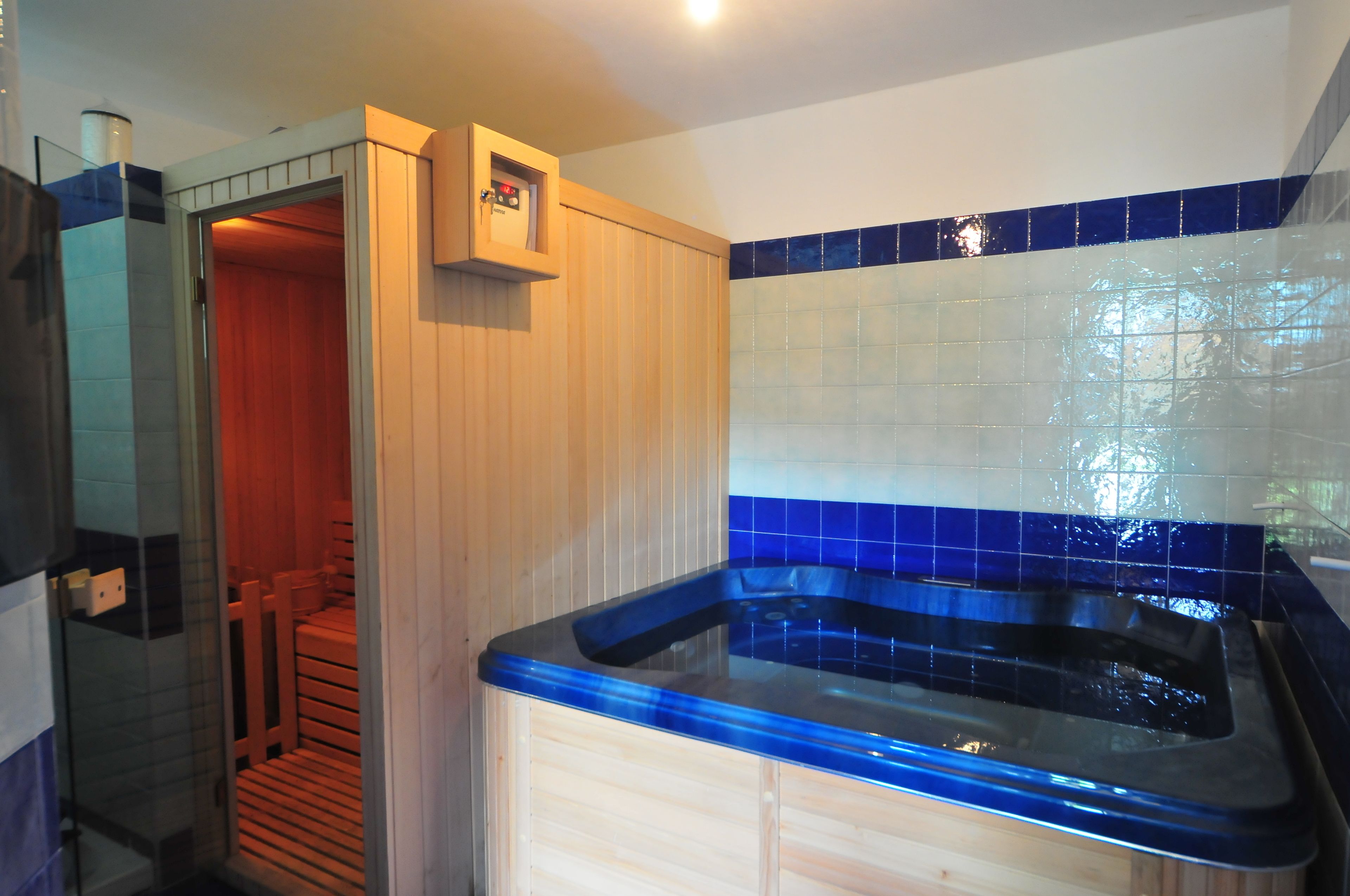 Phòng tắm hơi, dịch vụ massage 