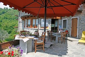 Aperto a pranzo e cena, cucina locale