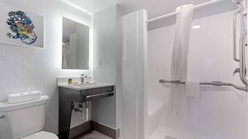 Suite, 1 cama King size, con acceso para personas discapacitadas, para no fumadores | Baño | Tina con regadera, amenidades de baño ecológicas, secadora de cabello