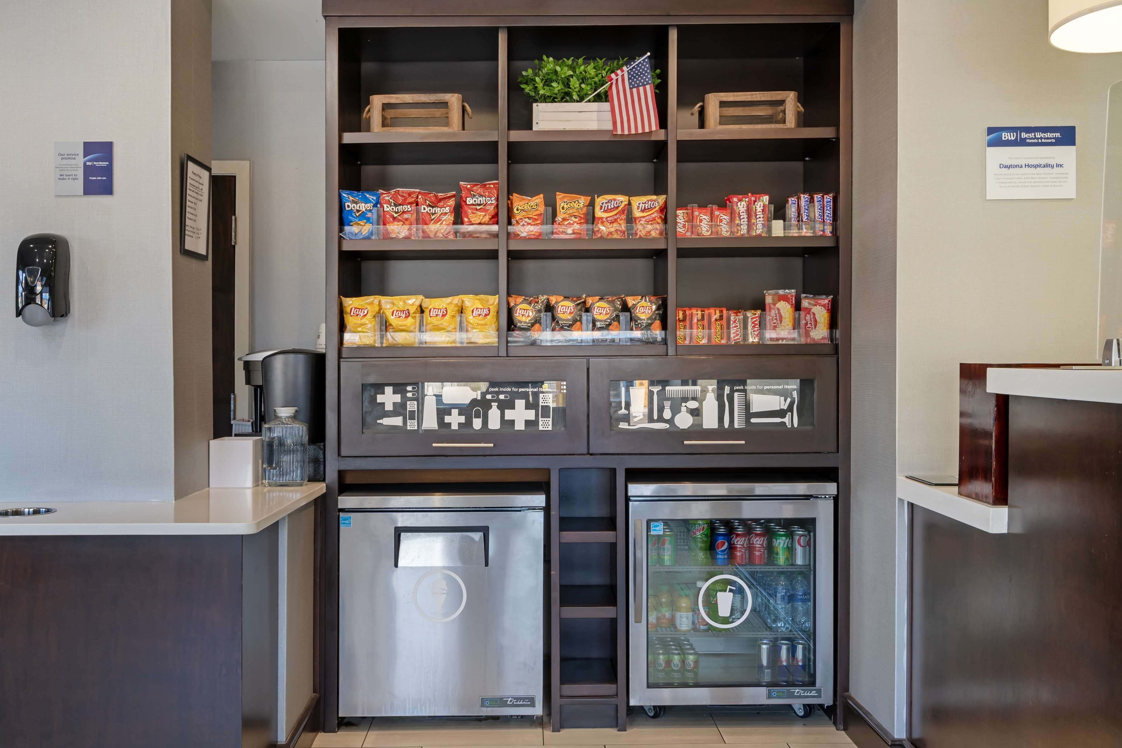 Un espace équipé d’un distributeur automatique de collations et de boissons, d’une machine à café et d’un réfrigérateur.
