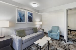 Suite, 1 King-Bett, Kühlschrank und Mikrowelle, eingeschränkter Meerblick (with Sofabed) | Zimmersafe, Schreibtisch, laptopgeeigneter Arbeitsplatz