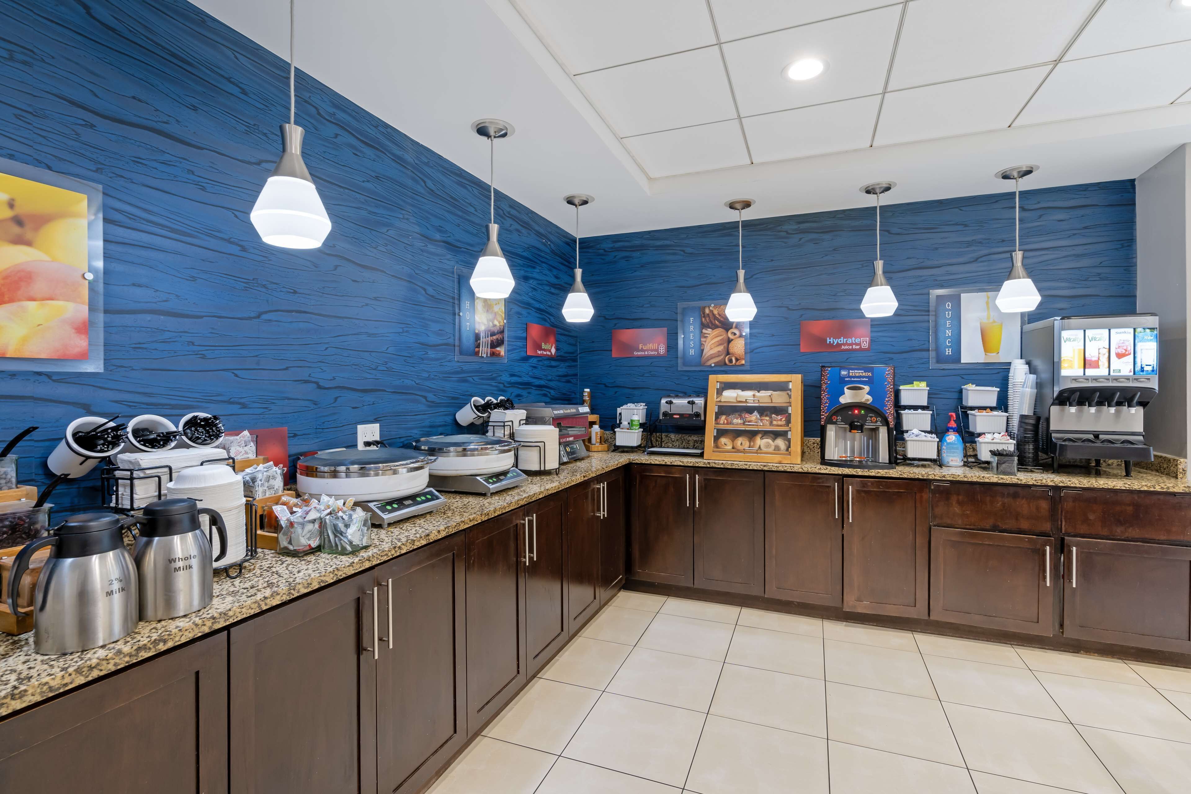 Café da manhã completo grátis todos os dias