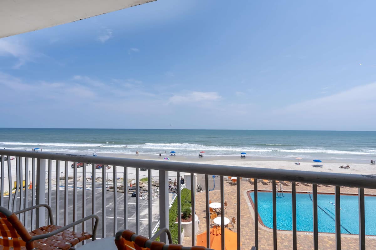 Een kluis op de kamer, een bureau, een laptopwerkplek