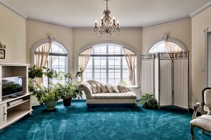 Romantic Suite, 1 King Bed, Lake View | Premium bedding, iron/ironing board, free WiFi - Greystone on Golden Lake (North Algona Wilberforce)