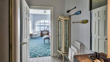Chambre, vue lac | Salle de bain | Articles de toilette gratuits, sĂšche-cheveux, serviettes fournies