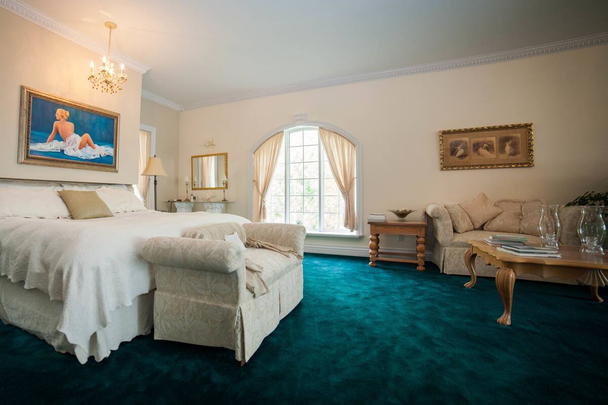 Romantische suite, 1 kingsize bed, uitzicht op meer | Luxe beddengoed, een strijkplank/strijkijzer, gratis wifi
