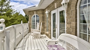 Premium bedding, iron/ironing board, free WiFi - Greystone on Golden Lake (North Algona Wilberforce)