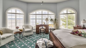Premium bedding, iron/ironing board, free WiFi - Greystone on Golden Lake (North Algona Wilberforce)