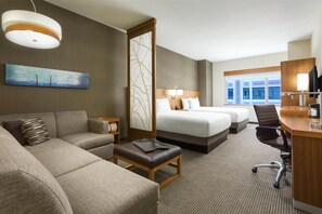 ルーム ベッド (複数台) シティビュー (Two Queen Beds with Sofa Bed) | セーフティボックス (室内)、デスク、ノートパソコン用作業スペース、防音設備