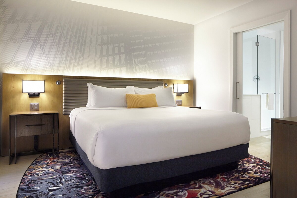 Premium bedding, in-room safe, desk, laptop workspace