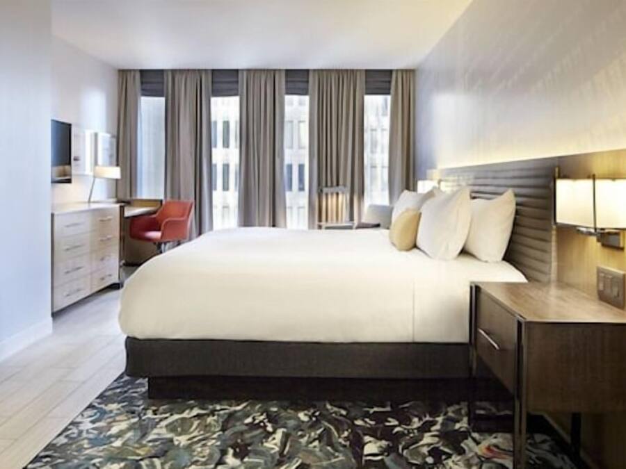 Quarto standard, 1 cama King (Peachtree Street View) | Roupas de cama premium, cofres nos quartos, escrivaninha