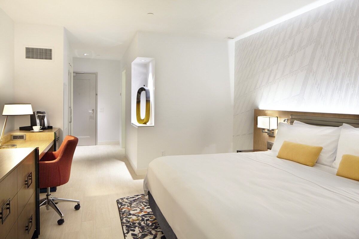 Premium bedding, in-room safe, desk, laptop workspace