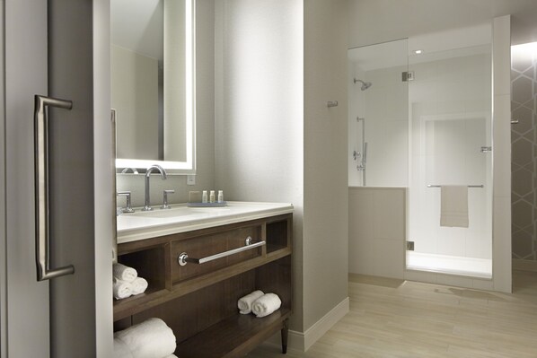 Shower, hydromassage showerhead, designer toiletries, hair dryer - Hotel Indigo Atlanta Downtown by IHG (Atlanta)