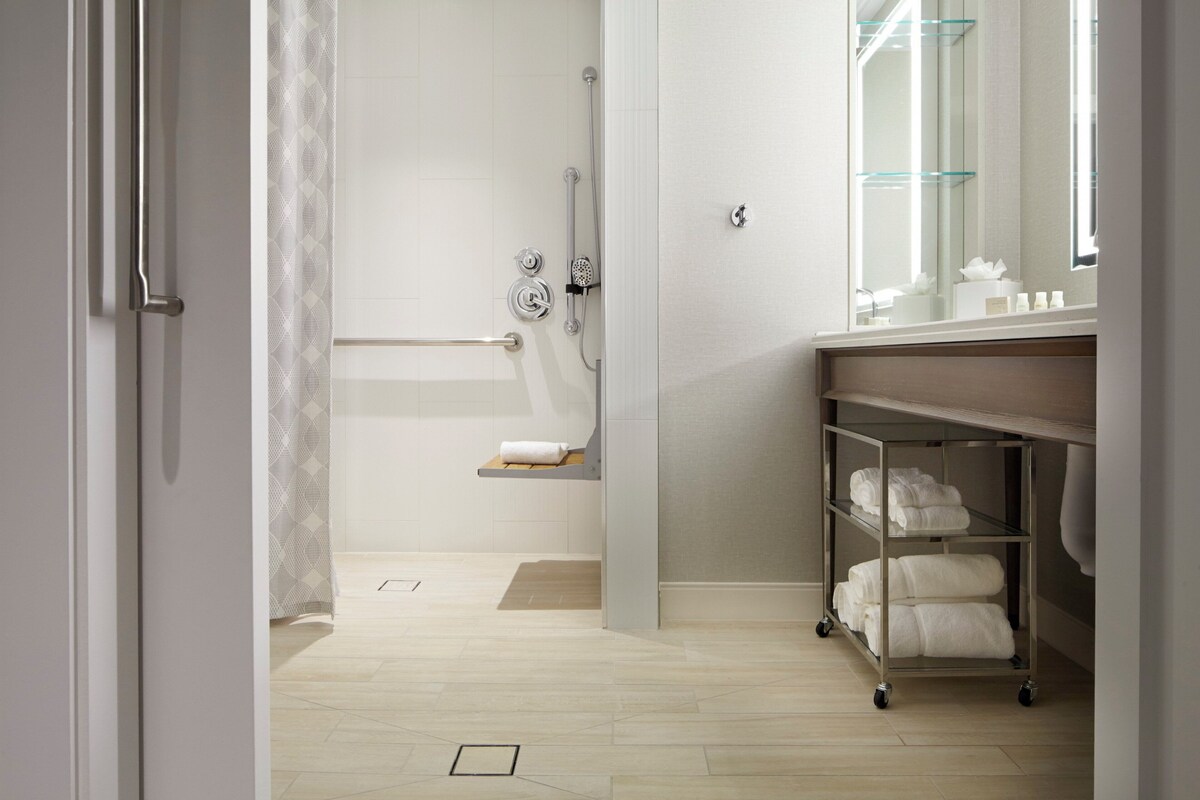 Premium bedding, in-room safe, desk, laptop workspace
