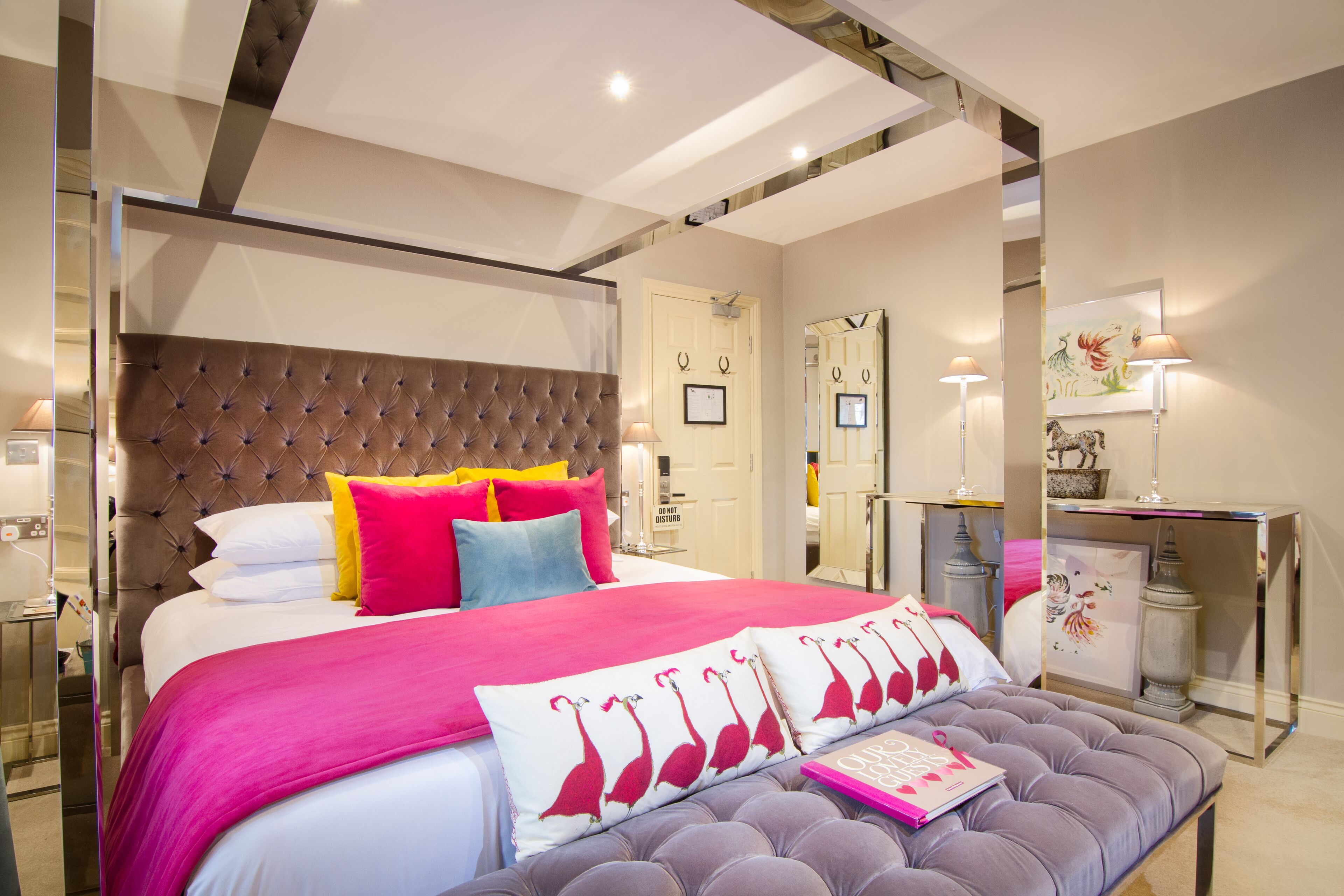 Rom – deluxe | Individuelt dekorert, individuelt innredet og strykejern/-brett