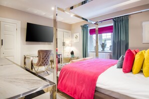 Four Poster Double Room | Individually decorated, individually furnished, iron/ironing board - Black Horse Inn (Northallerton)